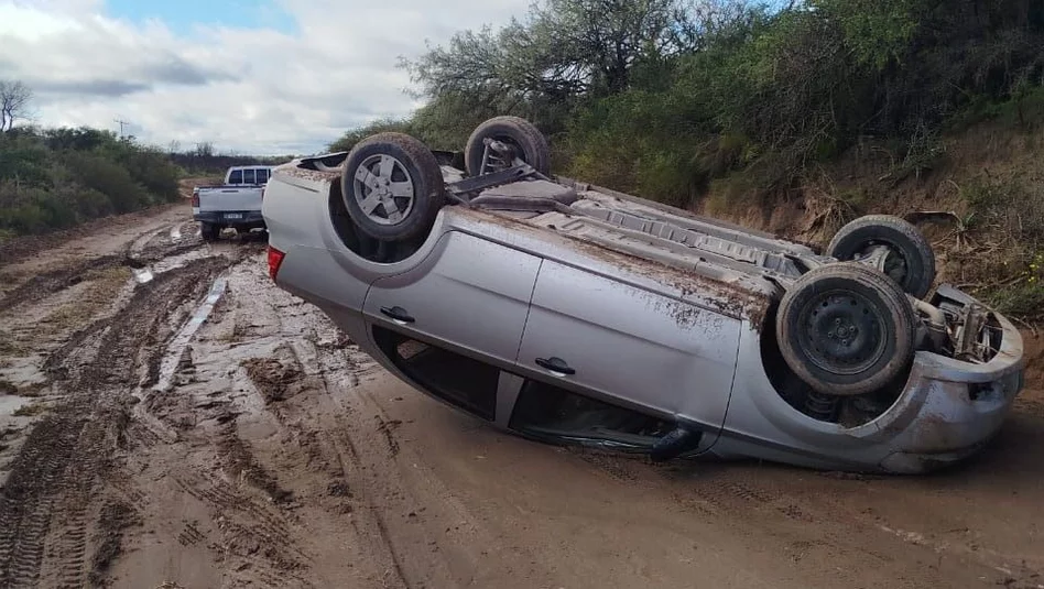 Una mujer volcó con su auto en un camino rural hacia Unanue