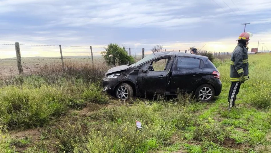 Vuelco en la Ruta 152 cerca de General Acha: una familia resultó con lesiones leves