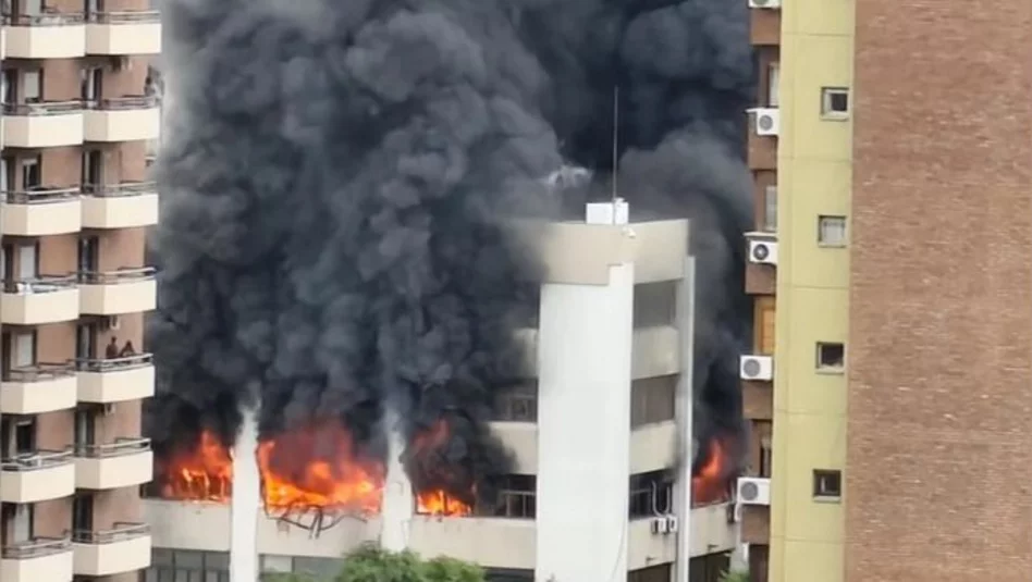 Incendio en la sede de Apross en Córdoba: no hubo heridos y se investiga el origen del fuego