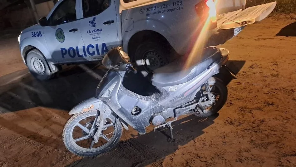 Santa Rosa: recuperan una moto robada que llevaba un adolescente “de tiro”