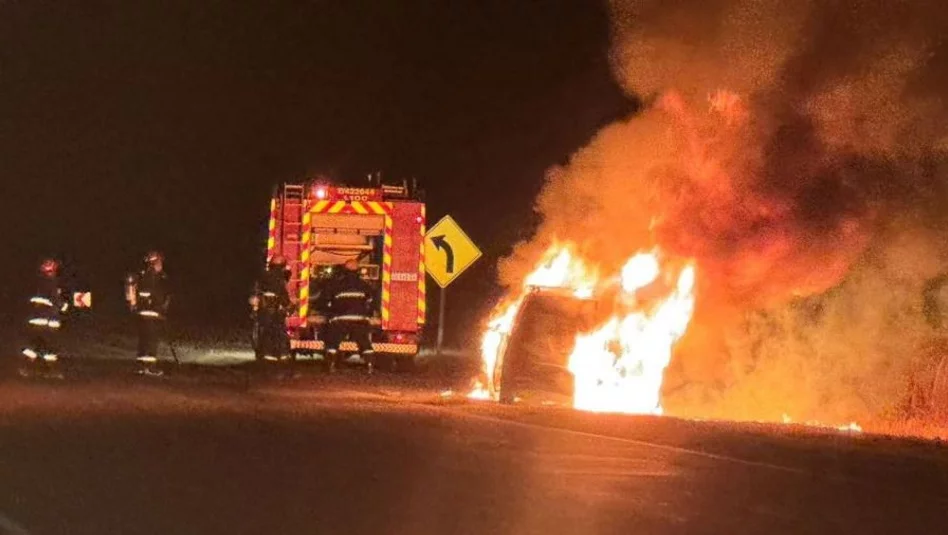 General Pico: un auto se incendió por completo en la Ruta 1