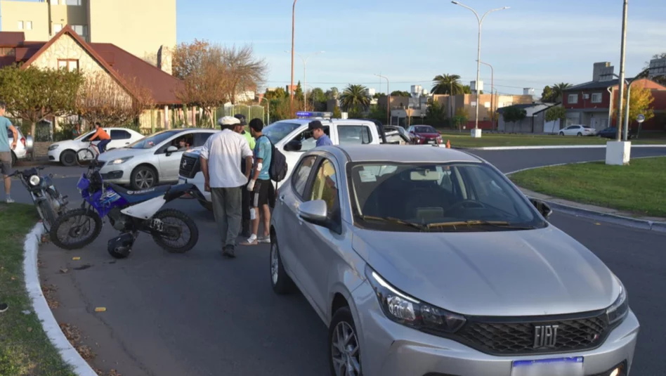 Siniestro en avenida Perón: colisión entre auto y moto sin heridos graves