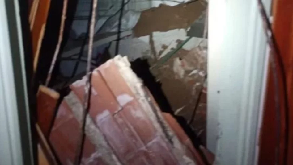 Fatal derrumbe en Córdoba: una mujer murió al desplomarse el techo de su habitación mientras dormía