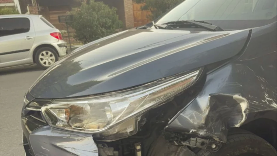 Buscan al conductor que chocó un auto estacionado y huyó en Santa Rosa