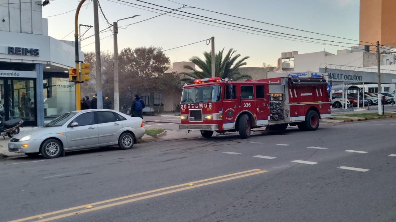 Santa Rosa: un auto se incendió en plena calle
