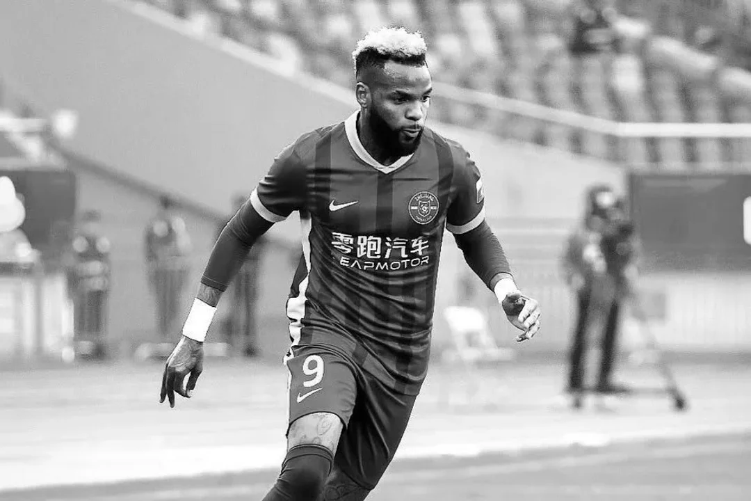 China: conmoción por la muerte del ex goleador de la Liga de Turquía que cayó desde un undécimo piso