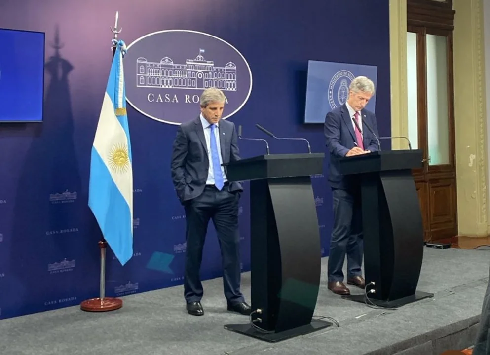 El Gobierno Nacional anunció que el lunes se levanta el cepo cambiario con un dólar de hasta $1.400