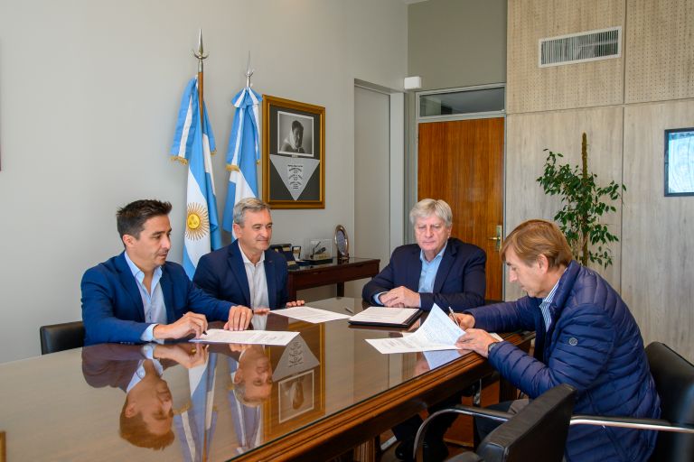 Ziliotto firmó el contrato para iniciar el SUM del Secundario Claro en el Monte de Toay
