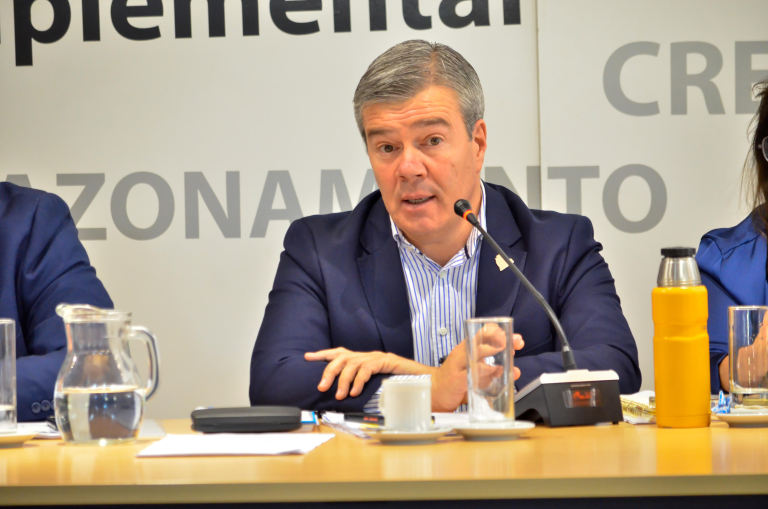 El ministro Alvarez pasó por Diputados ante el pedido de auditoría a programas sociales