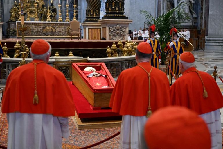 Vaticano: casi 100.000 fieles participaron en los primeros dos días de exequias del Papa Francisco