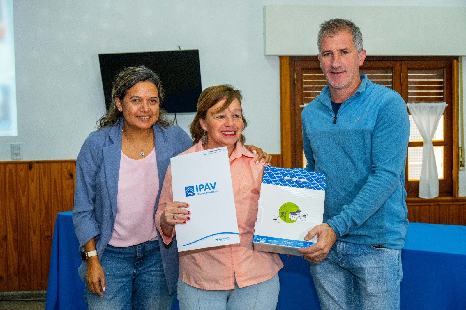 Entregaron escrituras a familias propietarias de viviendas sociales