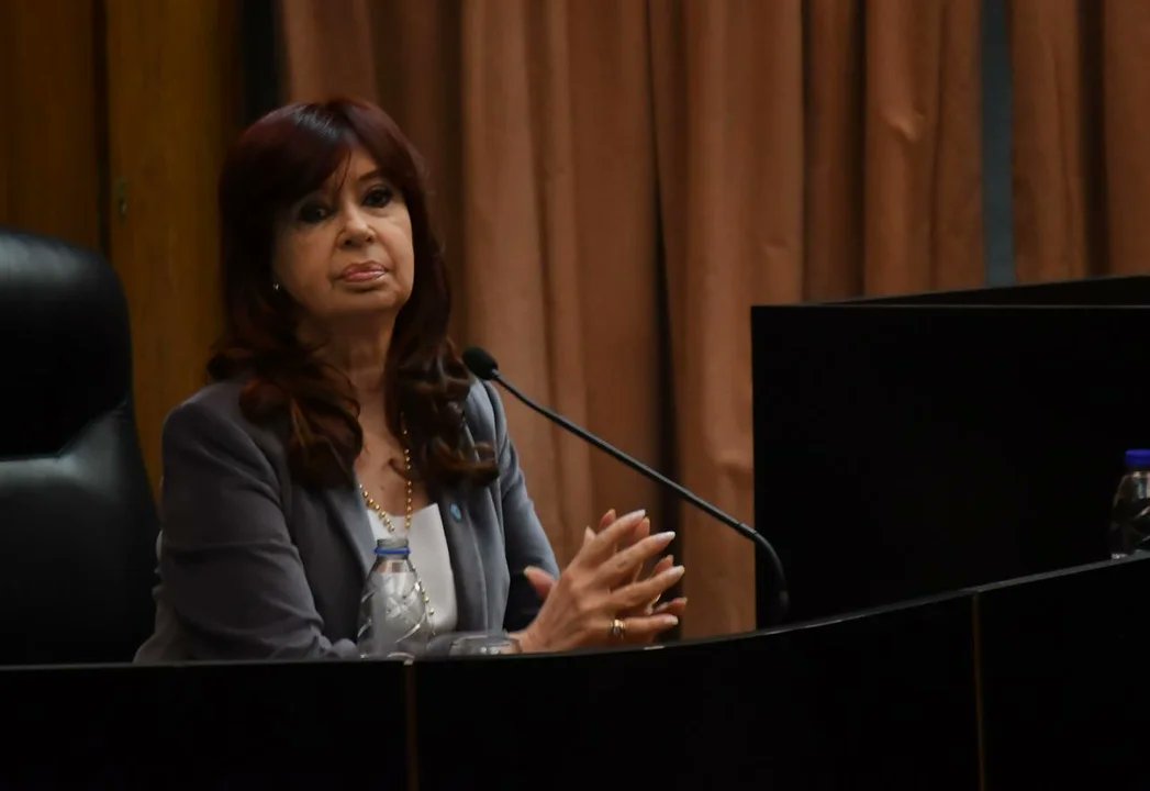 Pese a las diferencias con el desdoblamiento, Cristina Kirchner pidió a acompañar a Axel Kicillof