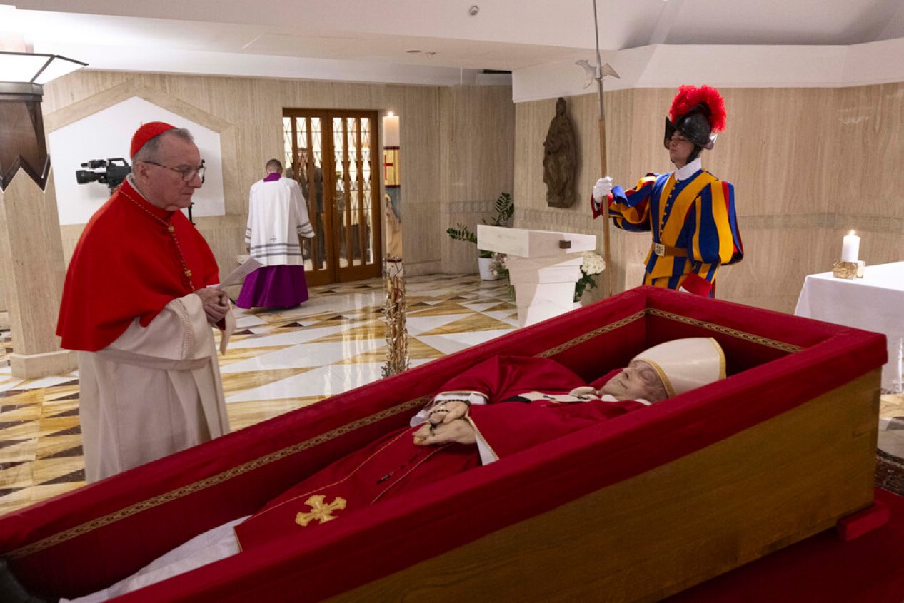 El Vaticano difundió las primeras imágenes del féretro del papa Francisco