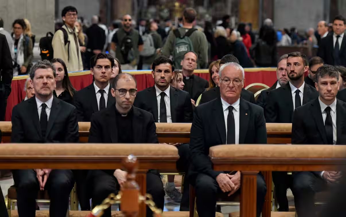 Los cuatro futbolistas argentinos que despidieron al Papa Francisco en el Vaticano