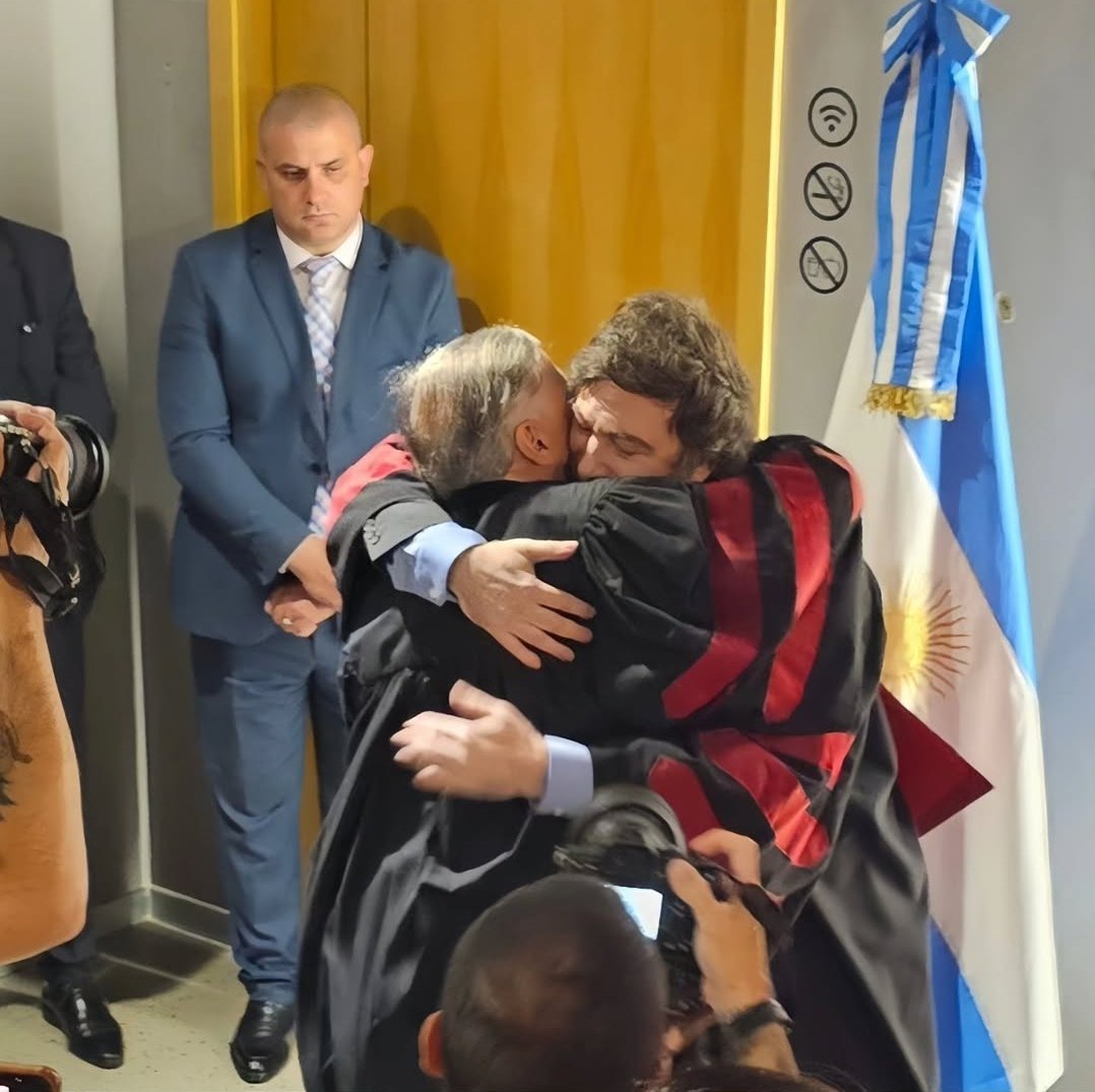 Javier Milei volvió al país y le entregará una nueva distinción al economista Jesús Huerta de Soto