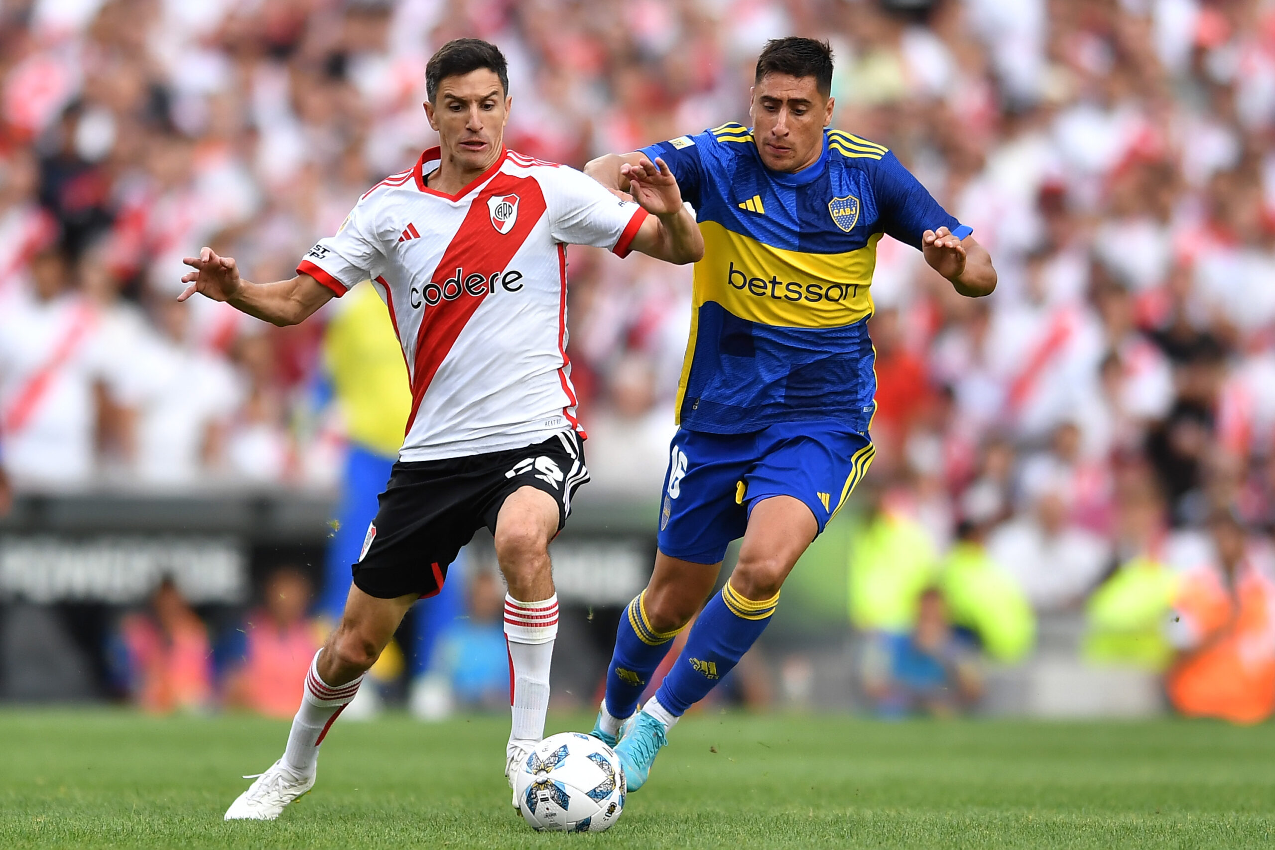Fútbol: River y Boca se enfrentan en un nuevo superclásico