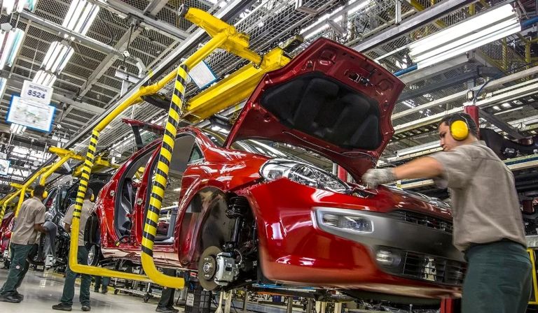 En marzo hubo una fuerte suba en las ventas de autos pero bajó la producción
