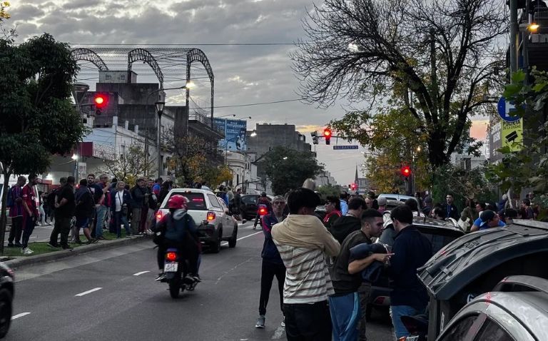 Fútbol: hinchas autoconvocados de San Lorenzo toman la sede de Avenida La Plata pidiendo la renuncia de Moretti