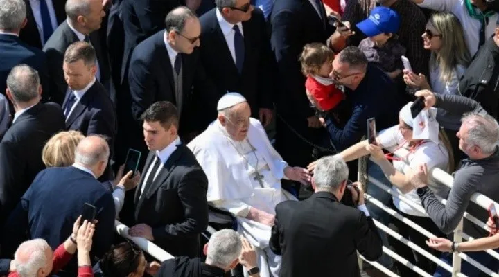 Vaticano: el Papa reapareció por sorpresa ante los fieles en la Plaza San Pedro