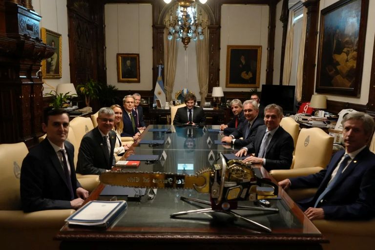 Javier Milei recibió al Secretario del Tesoro de Estados Unidos, Scott Bessent, en Casa Rosada