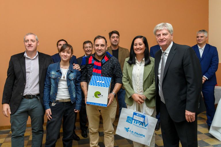 El gobernador Ziliotto encabezó entrega de viviendas e inauguró obras de conectividad en Anchorena