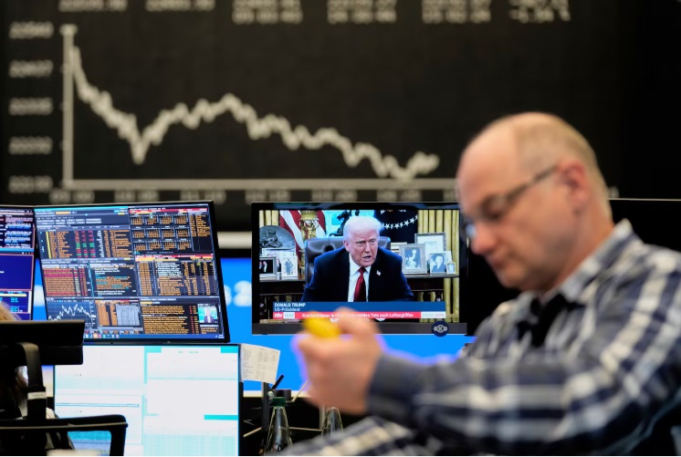 Se desploman los mercados por los aranceles: las acciones argentinas caen hasta 10% en Wall Street y el riesgo país se acerca a los 900 puntos