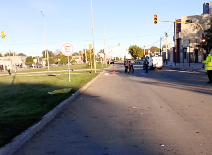 Santa Rosa: un motociclista murió tras chocar contra una columna de luz