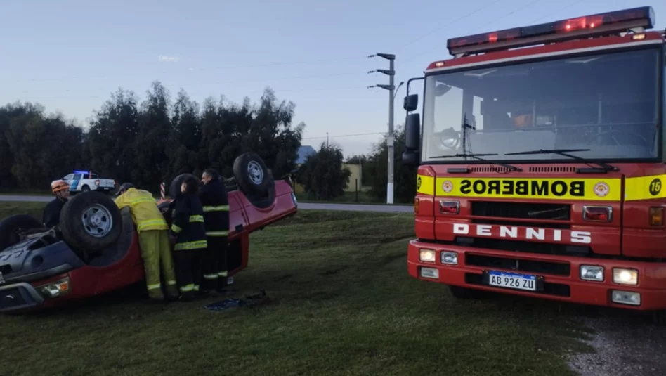 Un comisario pampeano volcó camino a Bahía Blanca: “Se me terminó la ruta”
