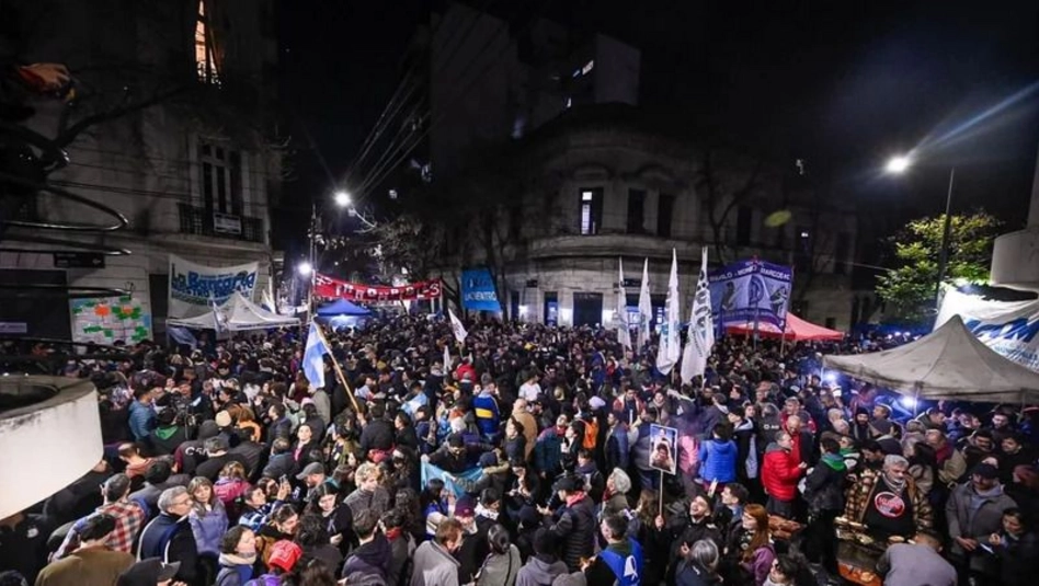 Vigilia masiva en apoyo a Cristina frente a su casa