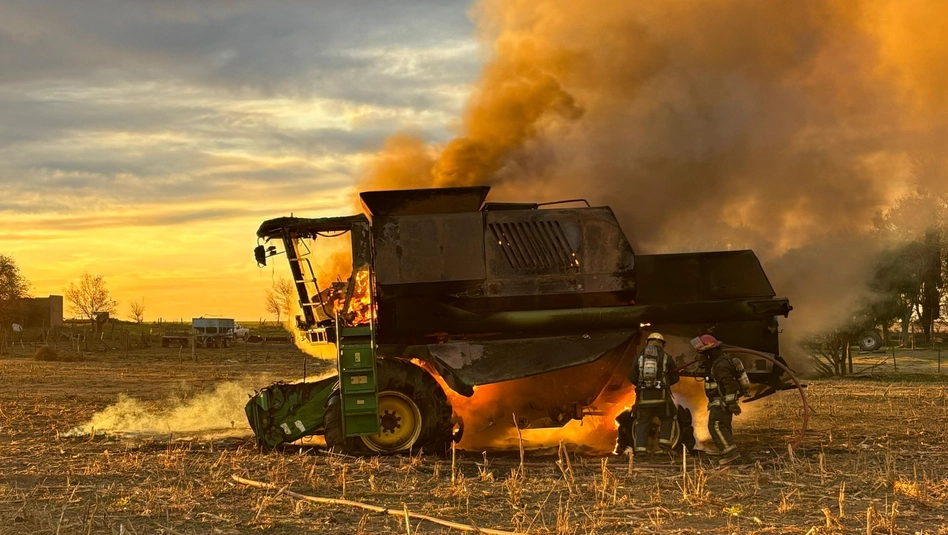 Una cosechadora se incendió tras una explosión en un campo cerca de Santa Rosa