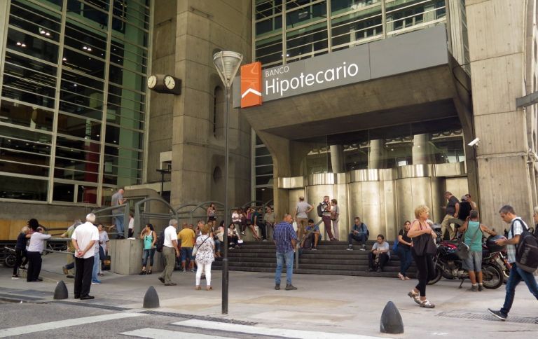 Bancarios acuerdan aumento salarial en línea con la inflación y el básico supera $1.850.000