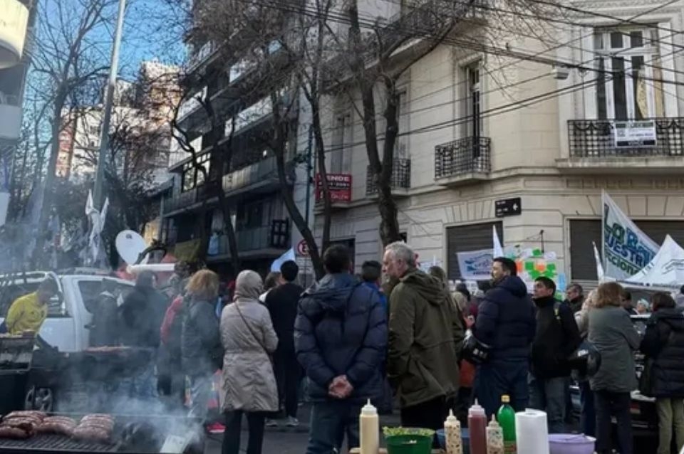 Desalojan a militantes que acampaban frente al departamento de Cristina Kirchner en Constitución