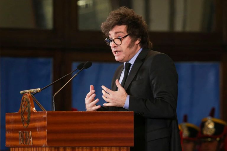La furibunda reacción de Javier Milei por el fallo de YPF culpando a Kicillof y llamándolo “inútil soviético”