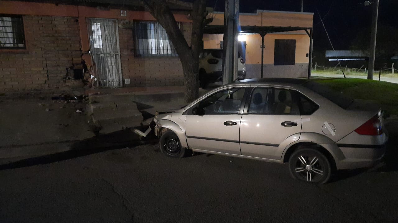 Santa Rosa: manejaba con 2,14 grs. de alcohol en sangre y se metió dentro de una casa