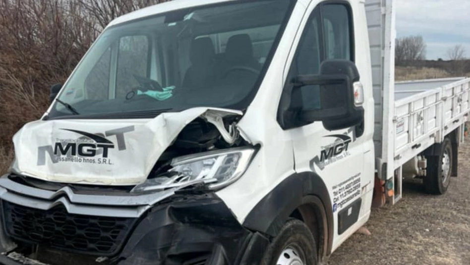 Choque entre un furgón y una camioneta en el cruce de rutas 143 y 152