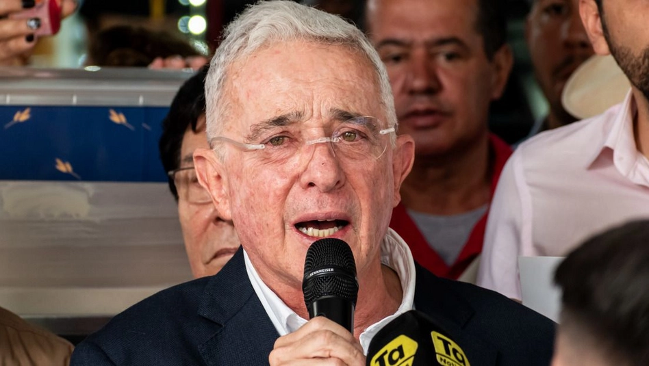 Condenan a Álvaro Uribe por soborno: primer expresidente colombiano hallado culpable