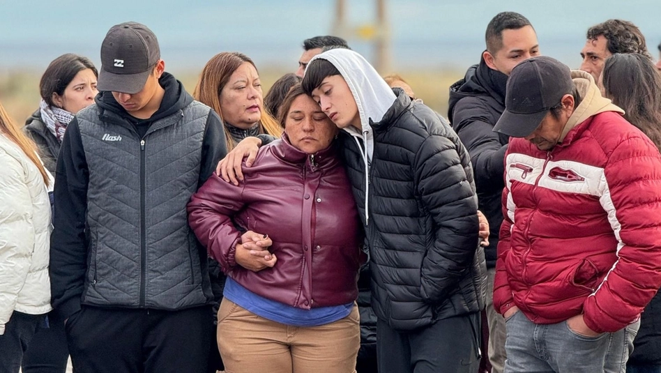Vecinos y autoridades realizaron un abrazo simbólico en la Ruta 151 tras la tragedia