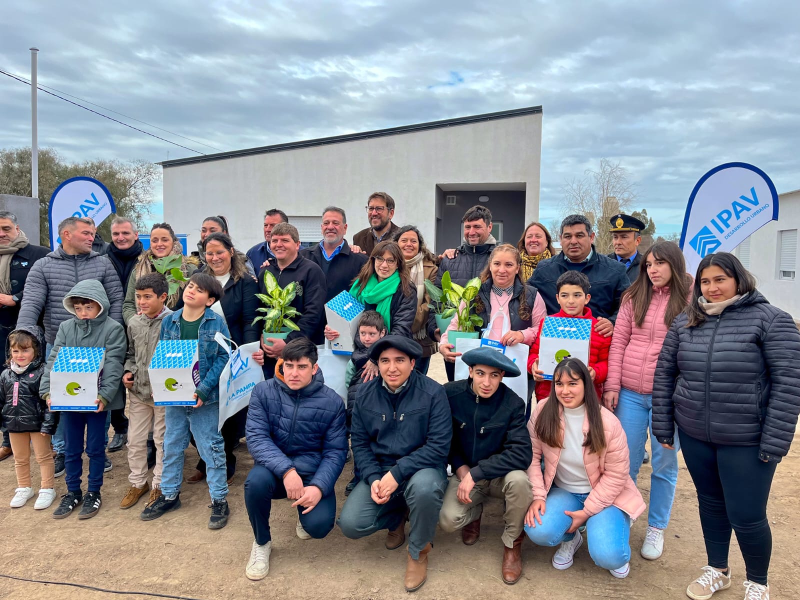 El Gobierno provincial entregó cuatro viviendas a familias de Abramo 