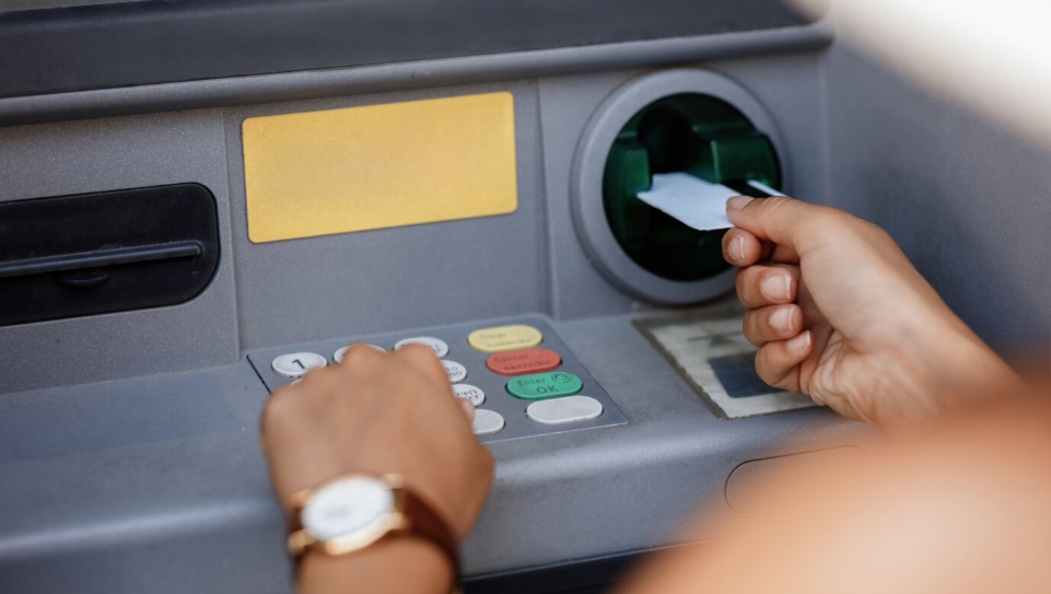 El error que sí o sí debés evitar al sacar dinero del cajero automático, según expertos