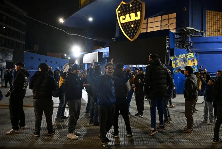 Fútbol: un grupo de hinchas de Boca hizo un banderazo para exigir la renuncia de Riquelme