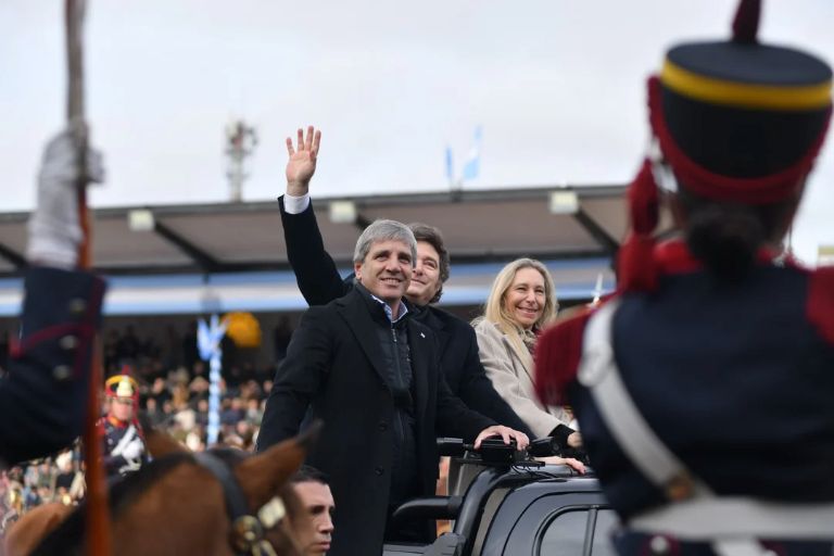 “No llegan a fin de mes”: la encuesta que preocupa a Javier Milei y Luis Caputo en un año electoral