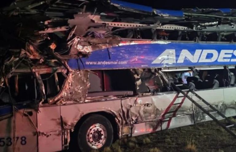 Santa Cruz: choque fatal entre un camión y un micro provocó cuatro muertos y al menos 20 heridos