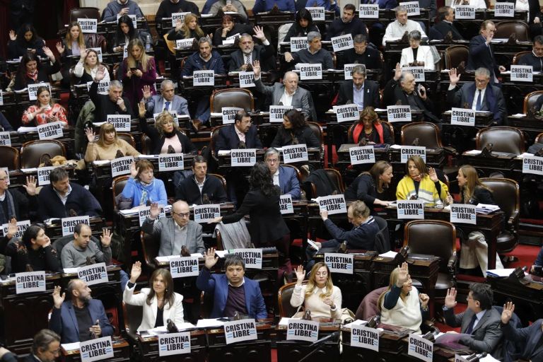 Bloques opositores esperan veto del Gobierno antes de convocar sesión especial