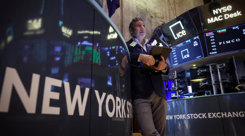 Tras la suba de tasas, el dólar se vende a $1305 y las acciones argentinas en Nueva York caen hasta 2,1%