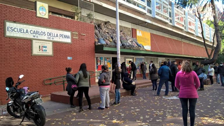 CABA: detienen a la mamá y a la abuela de un nene por clavarle una birome al director de una escuela en la Boca