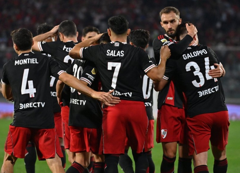 Fútbol: River goleó a Instituto en Córdoba y mira a todos desde arriba