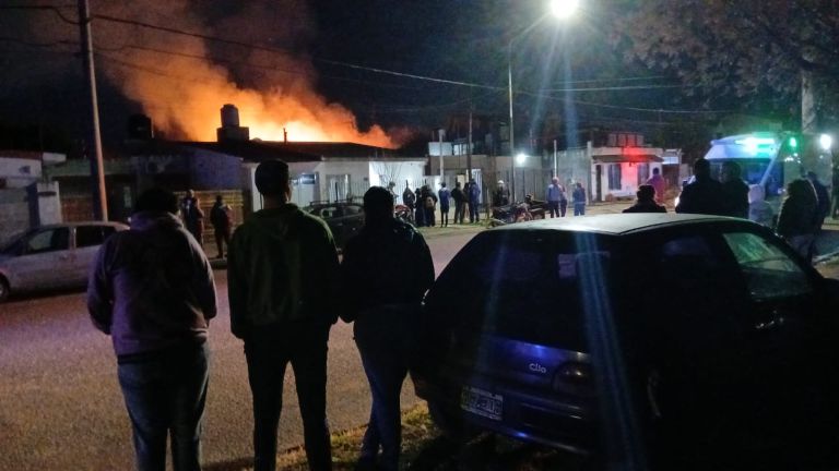 General Pico: impresionante incendio de una vivienda en barrio Energía y Progreso