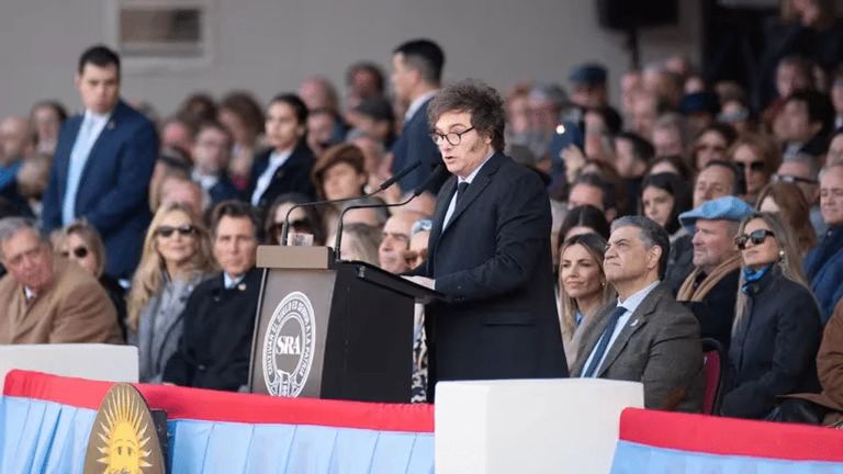 El gesto de Milei al campo: anunciaría una baja de retenciones en una histórica visita a La Rural
