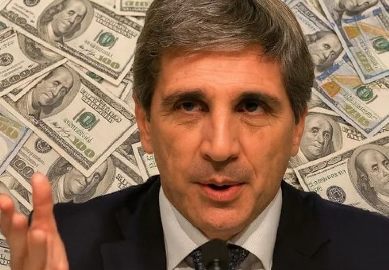 La descomunal y millonaria jugada de Caputo para secar la plaza de pesos y frenar al dólar