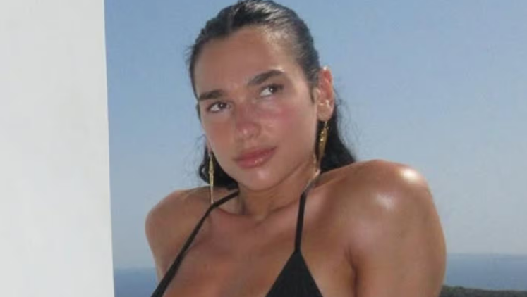 Dua Lipa anticipó su cumple de 30 con audaces microbikinis en la costa española